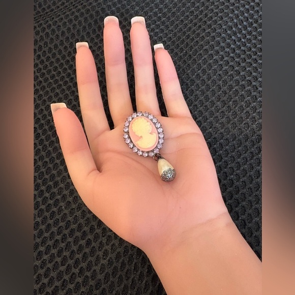 Vintage Cameo Brooch Pin with Sparkling Pink Rhinestones - Picture 5 of 9